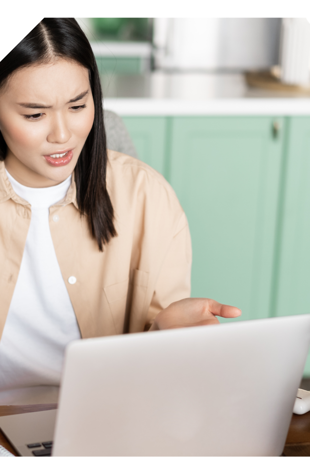 Une professionnelle échange en visioconférence devant son ordinateur portable